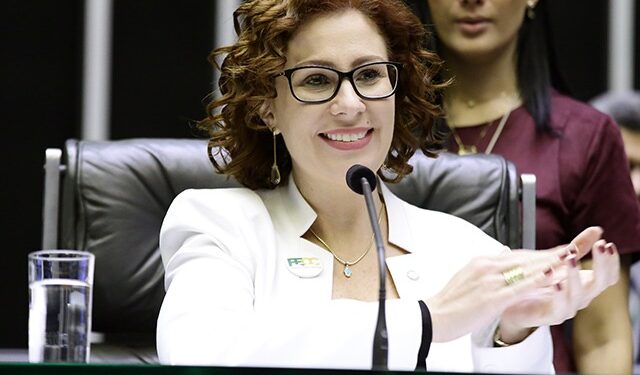 Justiça italiana manda soltar Carla Zambelli após travar extradição ao Brasil
