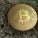 Comprar, esperar ou sair? O que especialistas dizem após o Bitcoin desabar 50%